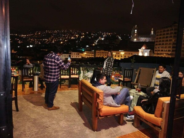 Breakfast, lunch, dinner served; alfresco dining - Hostal la Guayunga - Hostel (Quito)