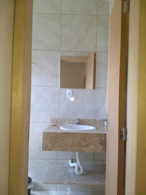 Douche, serviettes fournies, savon