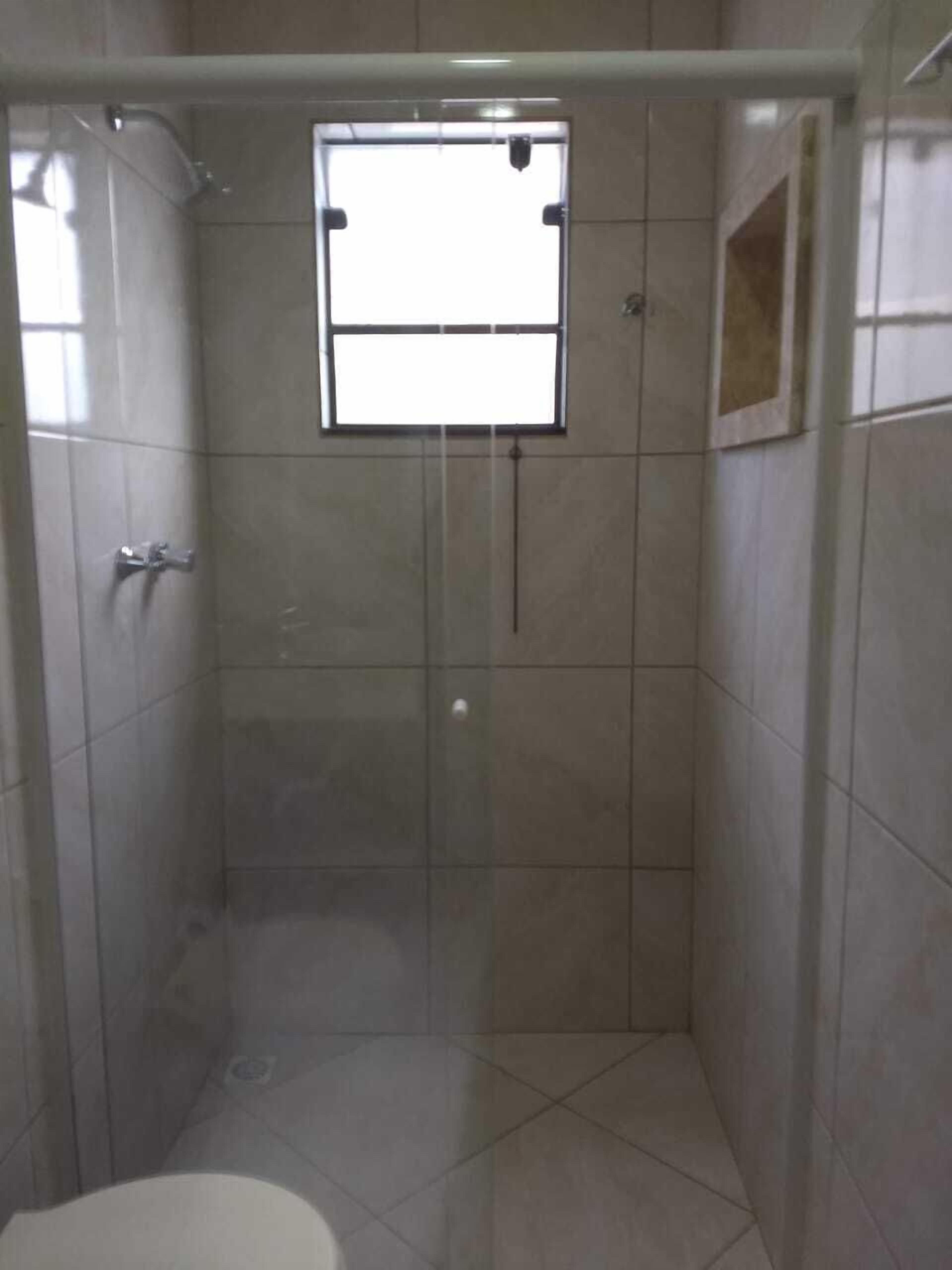 Chuveiro, toalhas de banho, sabonete 
