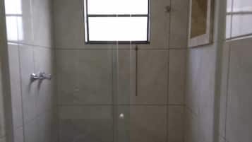 Chuveiro, toalhas de banho, sabonete