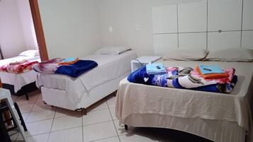 Cortinas blackout, wifi gratis y ropa de cama