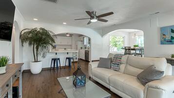 智能电视、办公室