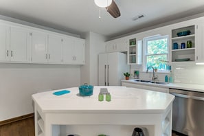 Fridge, microwave, stovetop, dishwasher