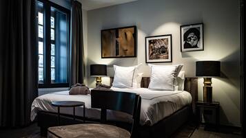 Suite, cheminée | 1 chambre, coffres-forts dans les chambres, bureau