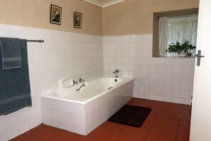 Klassieke cottage | Badkamer | Gratis toiletartikelen, een haardroger, handdoeken