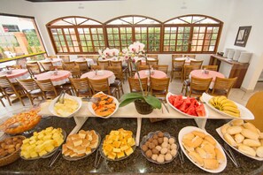 Free daily buffet breakfast - Elite Hotel (Florianópolis)