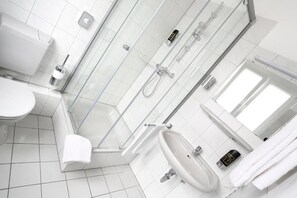 Comfort Single Room, 1 Bedroom, Non Smoking, Refrigerator | Bathroom | Shower, free toiletries, hair dryer, towels - Stadthotel Jülich (Jülich)