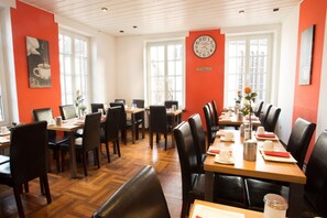 Daily buffet breakfast (EUR 15.9 per person) - Stadthotel Jülich (Jülich)