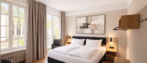 ملاءات للفراش لا تسبب الحساسية وميني بار وستائر تعتيم ومكواة/لوح كي