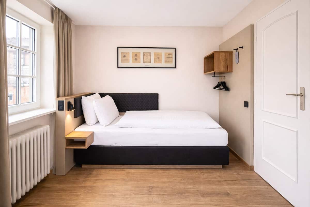 Ropa de cama hipoalergénica, minibar y cortinas blackout