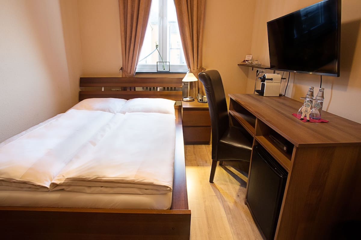 Hypo-allergenic bedding, minibar, blackout curtains, iron/ironing board