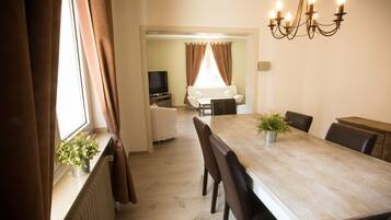 Appartement Luxe, 2 chambres, cuisine | Restauration dans la chambre