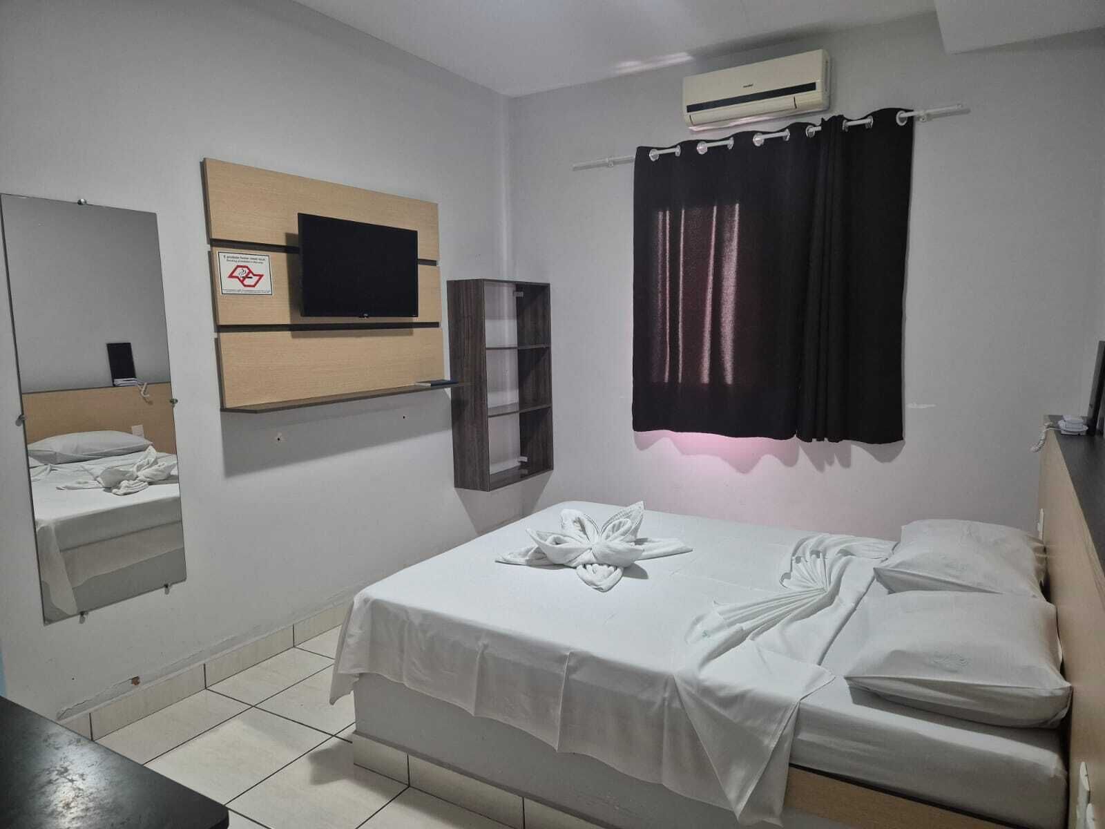 Frigobar, escrivaninha, Wi-Fi de cortesia, roupa de cama