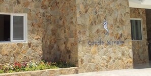 Un edificio de piedra con un letrero que dice "Cavalo Marinho".