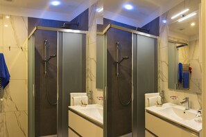 Blue House Prestige | Bathroom | Shower, hair dryer, bidet, towels - NotaMI - Ecogreen Flats Prestige - Central Station (Milan)