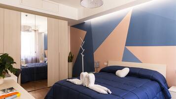 Une chambre moderne avec un grand lit, une table de chevet avec une lampe et un miroir.