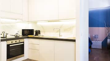 Blue House Prestige | Private kitchen | Full-size fridge, microwave, oven, stovetop