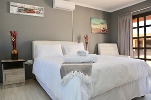 Individually decorated, individually furnished, blackout curtains - Joy Guesthouse Mabote (Maseru)