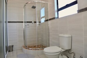 Komfortbadewanne, Regendusche, kostenlose Toilettenartikel, Handtücher