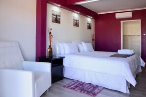 Individually decorated, individually furnished, blackout curtains - Joy Guesthouse Mabote (Maseru)
