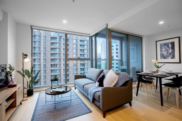 Departamento (2 Bedrooms) | Sala de estar | Televisión 