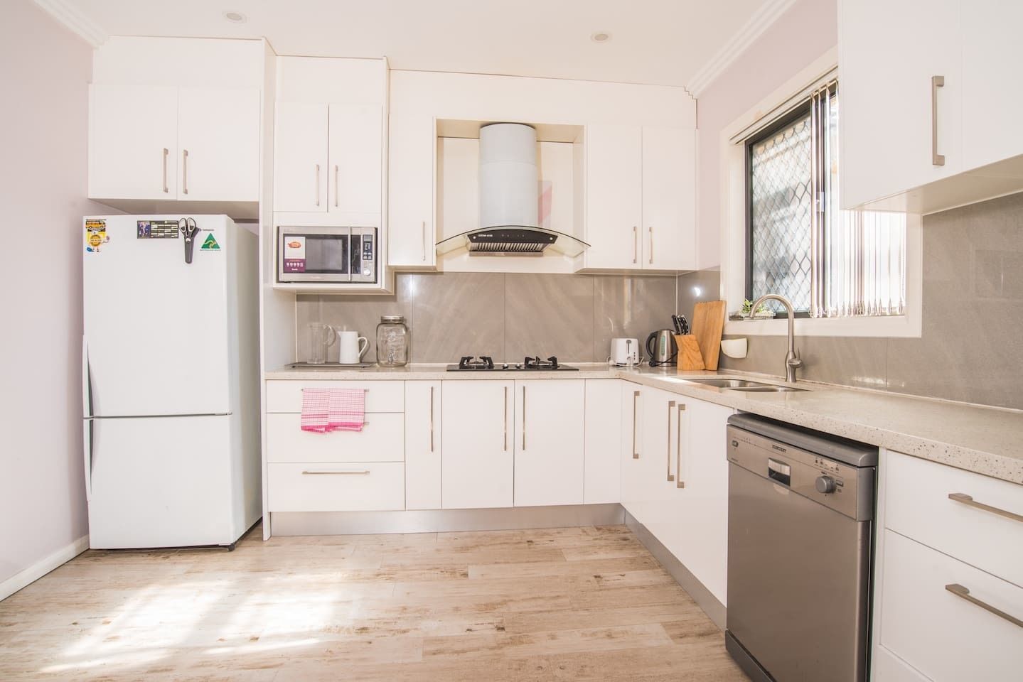 Oven, stovetop, dishwasher, cookware/dishes/utensils