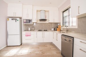 Lò nướng, bếp nấu, máy rửa bát, dụng cụ nấu nướng/bát dĩa/dao nĩa 