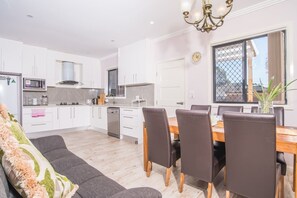 Lò nướng, bếp nấu, máy rửa bát, dụng cụ nấu nướng/bát dĩa/dao nĩa 