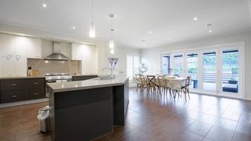 Oven, stovetop, dishwasher, cookware/dishes/utensils