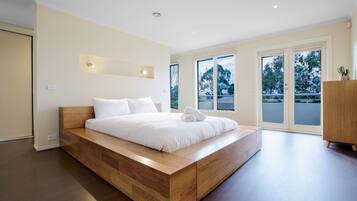 4 bedrooms, iron/ironing board, bed sheets