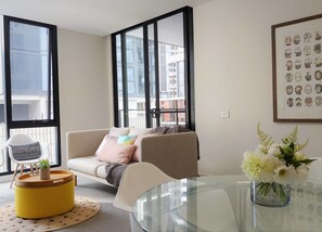 TV - Luxury 1 Bedroom 1 Study With 1 Parking (Wentworth Point)