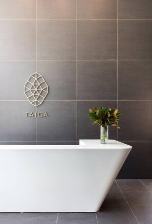 Shower, towels, shampoo - Luxury 1 Bedroom 1 Study With 1 Parking (Wentworth Point)