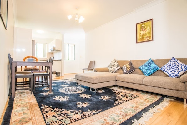 Apartment (3 Bedrooms) | Living room | TV