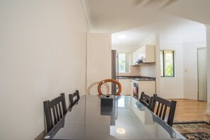 Apartment (3 Bedrooms) | Private kitchen | Oven, stovetop, dishwasher, cookware/dishes/utensils - Spacious & Cozy Apartment In Heart Of Redfern (Redfern)