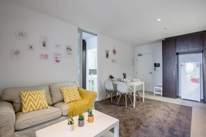 Living room - New Renovated & Cozy Apt Closes To Southern Cross (Melbourne)