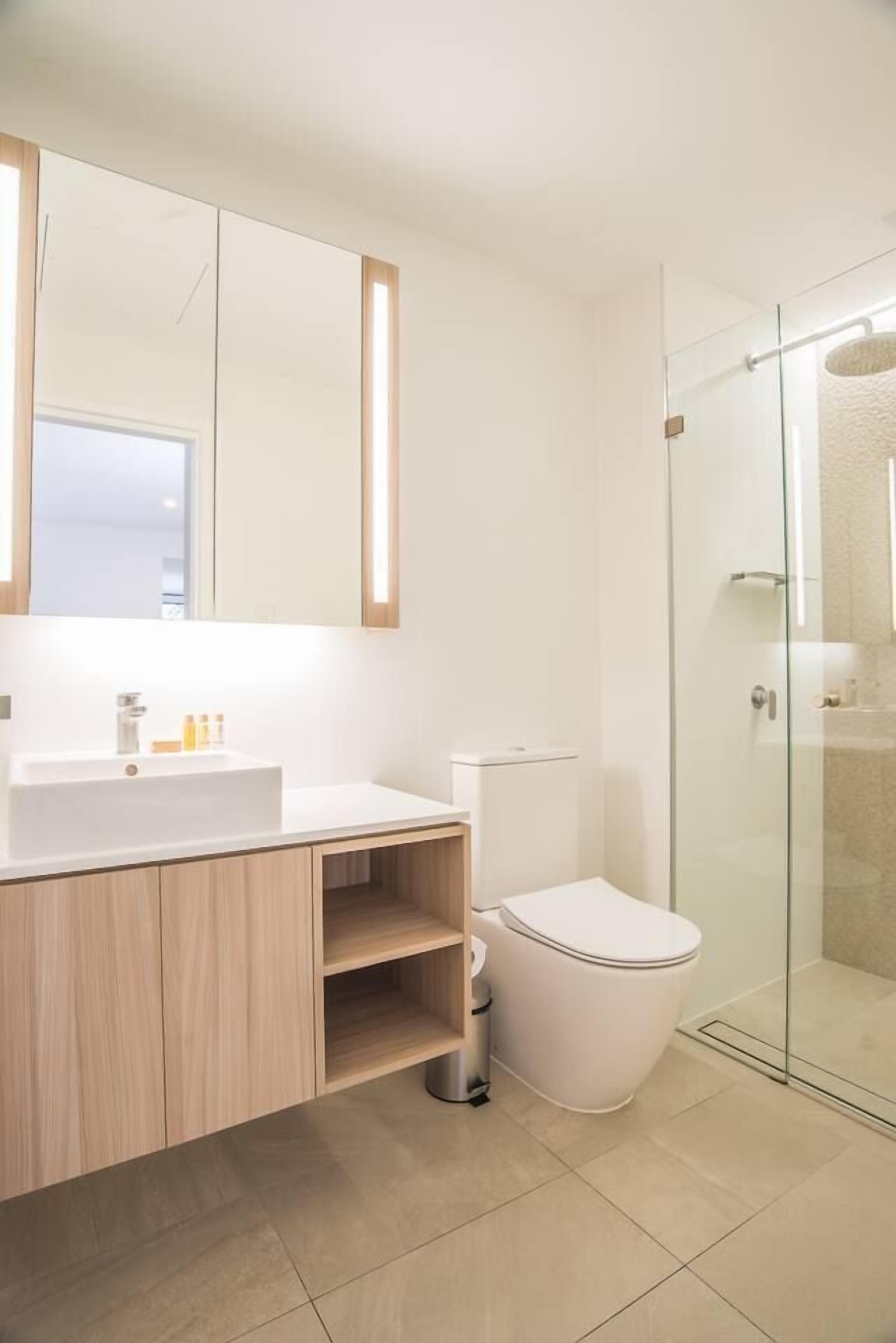 Apartment (2 Bedrooms) | Bilik Mandi | Pancuran mandi, tuala disediakan, syampu 