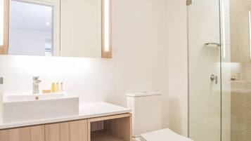 Apartment (2 Bedrooms) | Bilik Mandi | Pancuran mandi, tuala disediakan, syampu