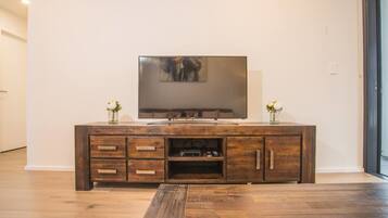 Apartment (2 Bedrooms) | 2 bedrooms, iron/ironing board, bed sheets