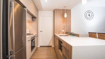 Apartment (2 Bedrooms) | Private kitchen | Oven, stovetop, dishwasher, cookware/dishes/utensils