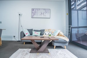 Departamento (1 Bedroom) | Sala de estar | Televisión de 42 pulgadas con canales digitales 