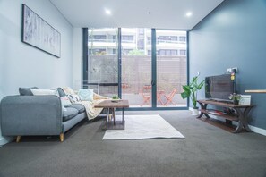 Apartemen (1 Bedroom) | Ruang keluarga | Televisi 42-inci dengan saluran TV digital