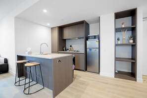 Apartment (2 Bedrooms) | Private kitchen | Oven, stovetop, dishwasher, cookware/dishes/utensils - Ultimate Cozy 2 Bedroom In Melbourne Centro (Carlton)