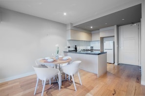Departamento (2 Bedrooms) | Cocina privada | Horno, parrilla de estufa, lavavajillas y utensilios de cocina