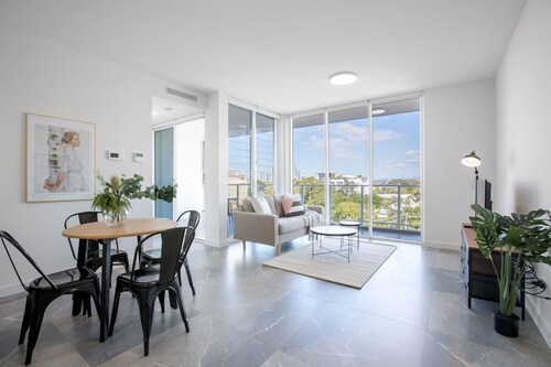 Radiant Apartment Southport Close To Light Rail