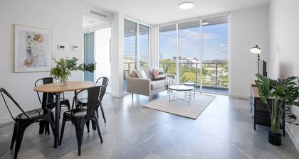 Radiant Apartment Southport Close To Light Rail