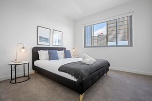 2 bedrooms, iron/ironing board, bed sheets - Radiant Apartment Southport Close To Light Rail (Southport)
