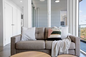 TV - Radiant Apartment Southport Close To Light Rail (Southport)