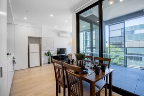 Private kitchen - Stunning Bright Apartment At Hawthron/Glenferrie Station (Hawthorn)