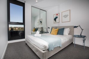 2 bedrooms, iron/ironing board, WiFi, bed sheets - Stunning Apartment In Parkville (Parkville)