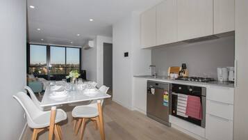 Oven, stovetop, dishwasher, cookware/dishes/utensils